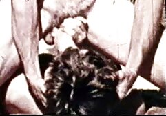 A lány odament a barátjához, hogy csatlakozzon hozzá, hogy ne porno anya és fia hívja meg a ház ajtaját, majd azonnal elmenekült, hogy megtalálja. Láttam, hogy ülsz a kanapén, a kertben csendben, kérlek, a saját kezeddel csukd be a szemed. De azonnal kitalálta, hogy ki ő, boldog, hogy őt térdre, majd lassan kezdődik, megcsókolta a szövet vékony, feszes szakadt. Letérdelt a fejére, megragadott egy faszt a szájába, és azonnal lelkesen kezdett szopni, egy ujjal egy késsel. Leült a feje tetejéről, a székre tett